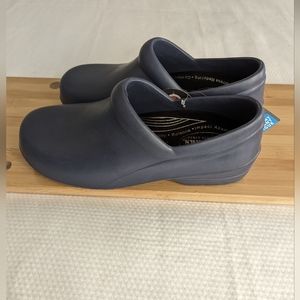 Easy Works by Easy Street Women Slip On Work Clogs Kris Size US 9M Blue .